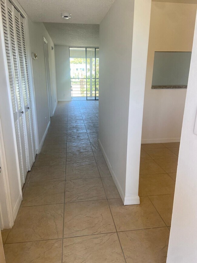 Foto del edificio - 4820 Lucerne Lakes Blvd W