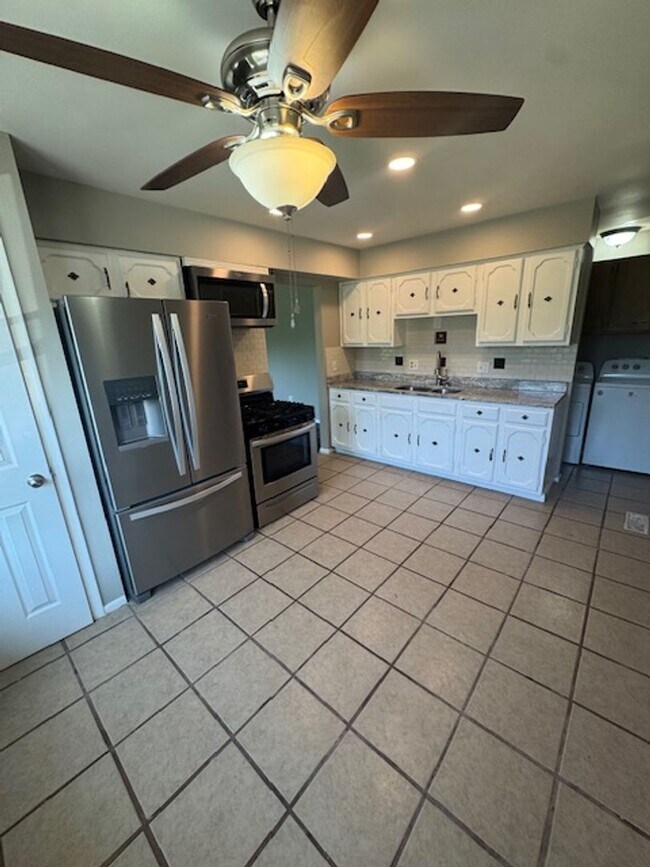 Foto del edificio - 328 W Hollis Ln