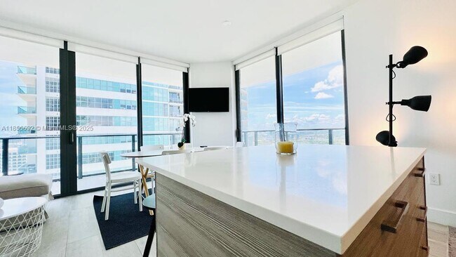 Foto del edificio - 121 NE 34th St