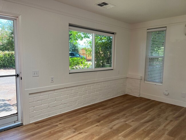 Building Photo - Great 1 bedroom 1 bathroom cottage on wood...