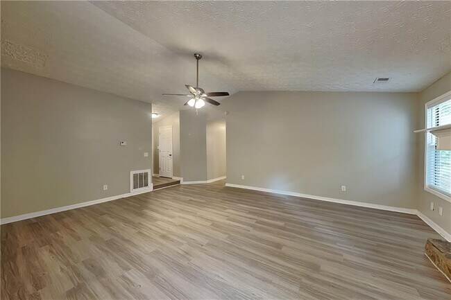 Foto del edificio - 815 Riverstone Ln