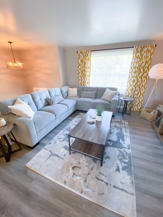 New sofa with plenty of room for everyone - 11423 Five Cedars Rd