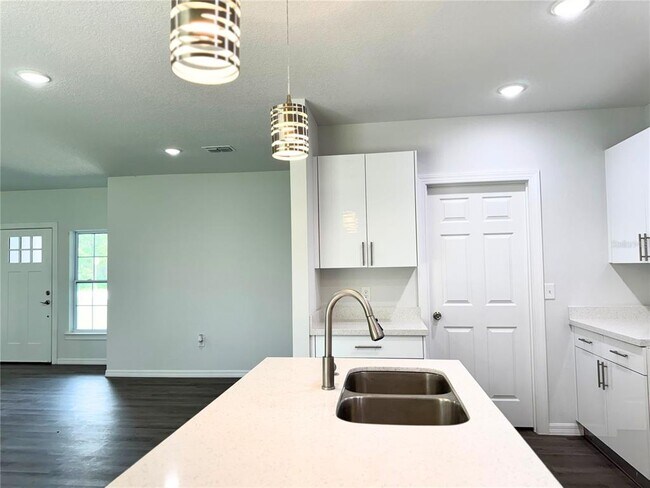 Building Photo - 1312 Hillsborough Ct