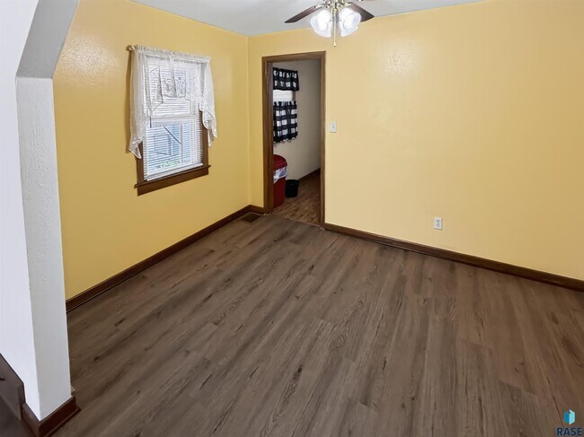 Building Photo - 519 N Wayland Ave
