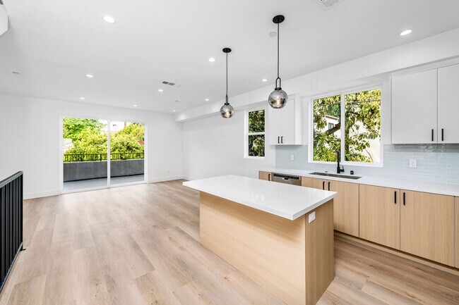 Foto del edificio - 4337 Dixie Canyon Ave