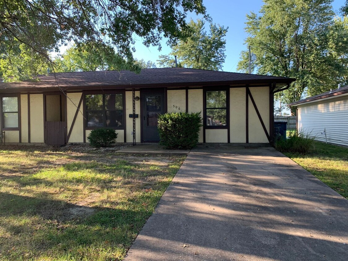 2135 Forest Dr Unit 506 Scott St, Carthage, MO 64836 Room for Rent in