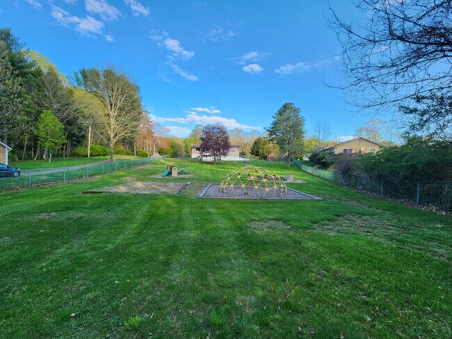 Foto del edificio - 6 Old Willimantic Rd