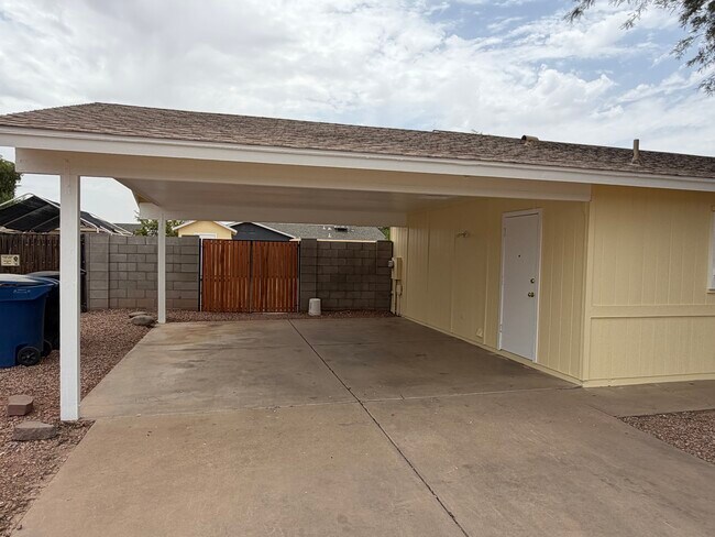 Foto del edificio - 3439 W Peppertree Ln