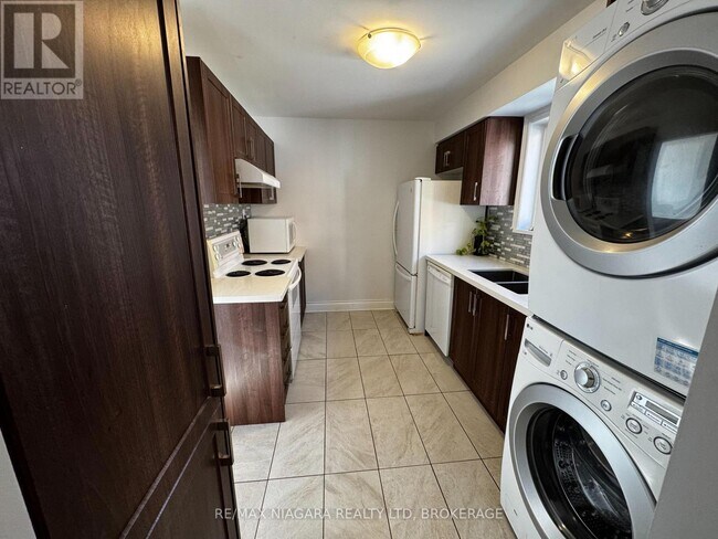 Photo du bâtiment - 844A Danforth Rd