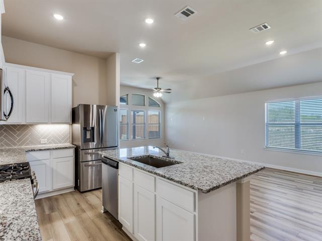 Building Photo - 529 Brozgold Ave