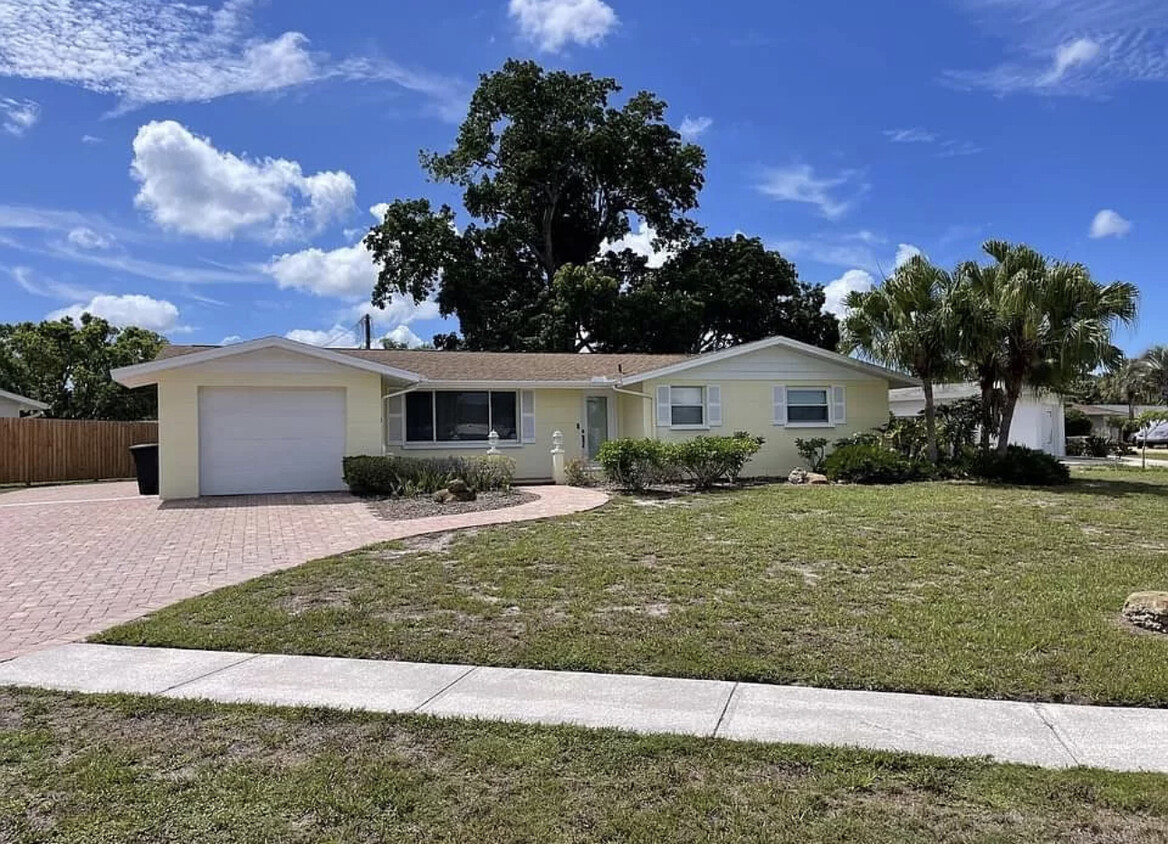 Foto principal - 2800 Seaspray St