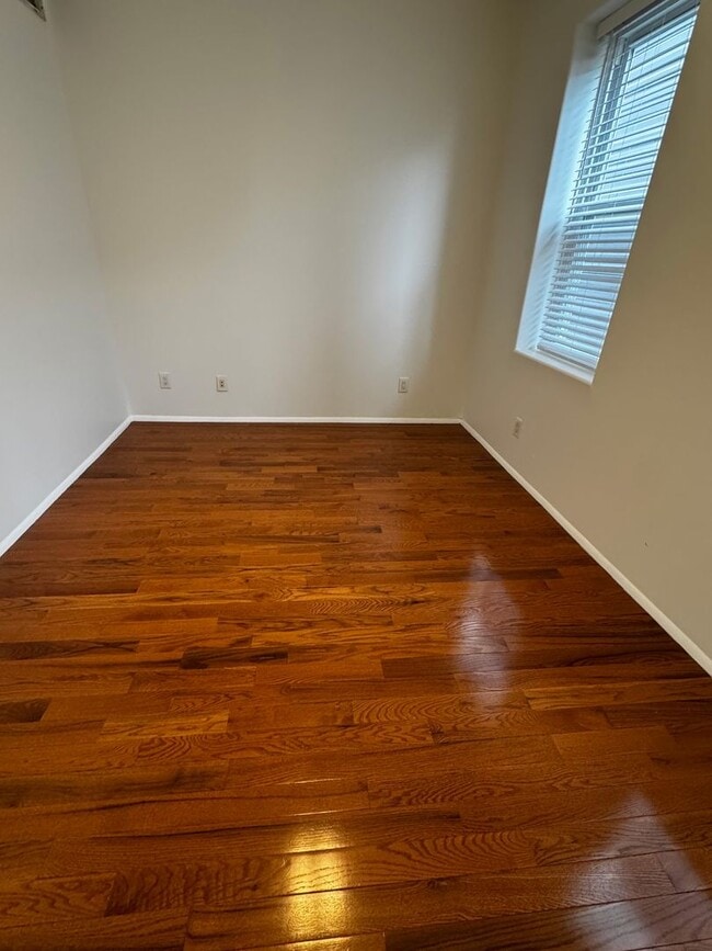 Building Photo - Queen Village - Fabric Row - 1  Bedroom 1 Bath Apartment