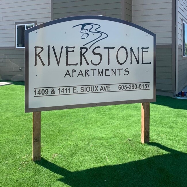 Building Photo - 1411 E Sioux Ave