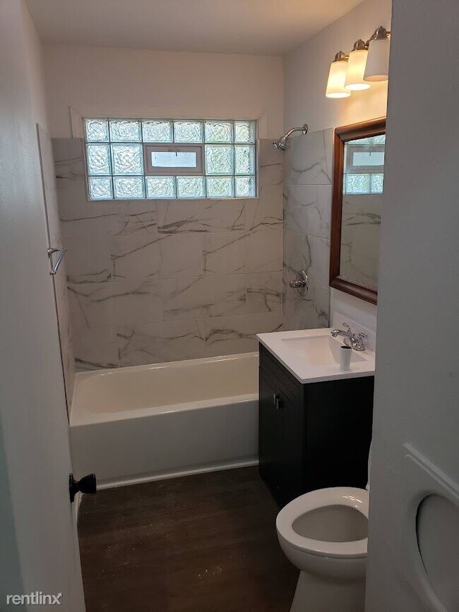 Building Photo - 3 br, 1 bath Duplex - 5862 N 65th St  dupl...