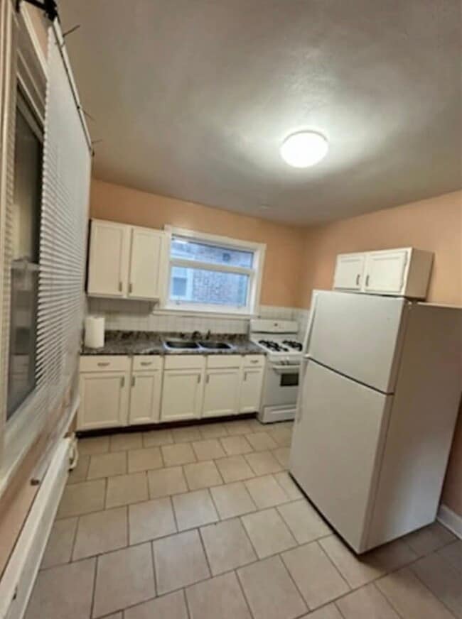 Building Photo - 5048 W Henderson St