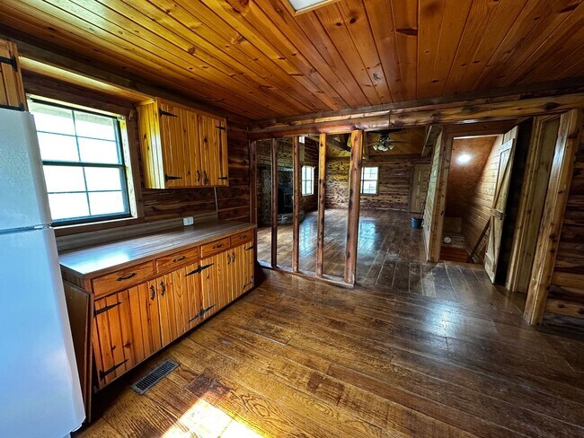 Foto del edificio - Log Cabin in Pilot Grove, MO