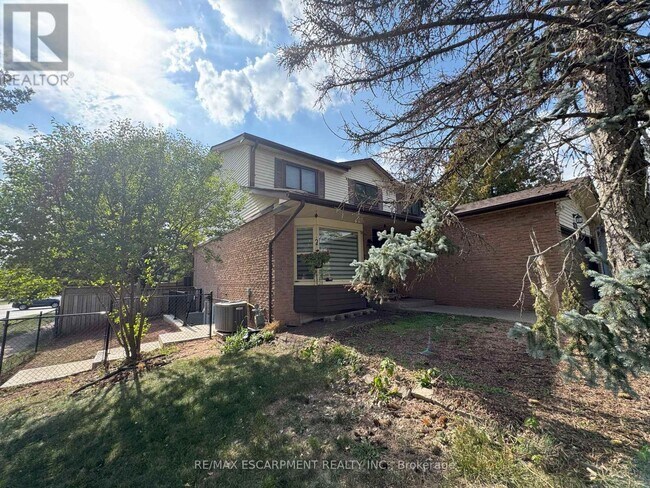 Building Photo - 1482 Lancaster Dr