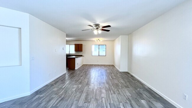 Foto del edificio - 1344 E Daniella Dr