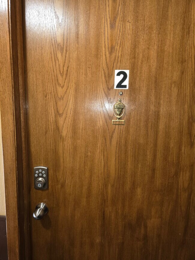 Entrada - 2255 8th Ave