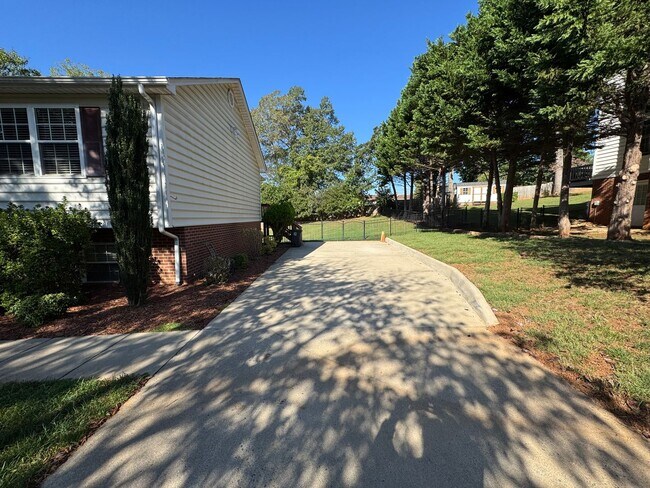 Building Photo - Charming 3 Bedroom Home off Lakeside Drive