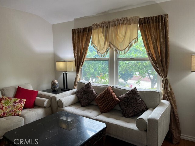 Foto del edificio - 6861 N White Oak Ave
