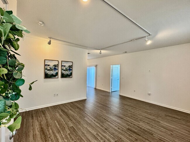 Foto del edificio - Available NOW! 1st Time Rental! Water, Sewer Trash, Landscaping, Community Pool Included!