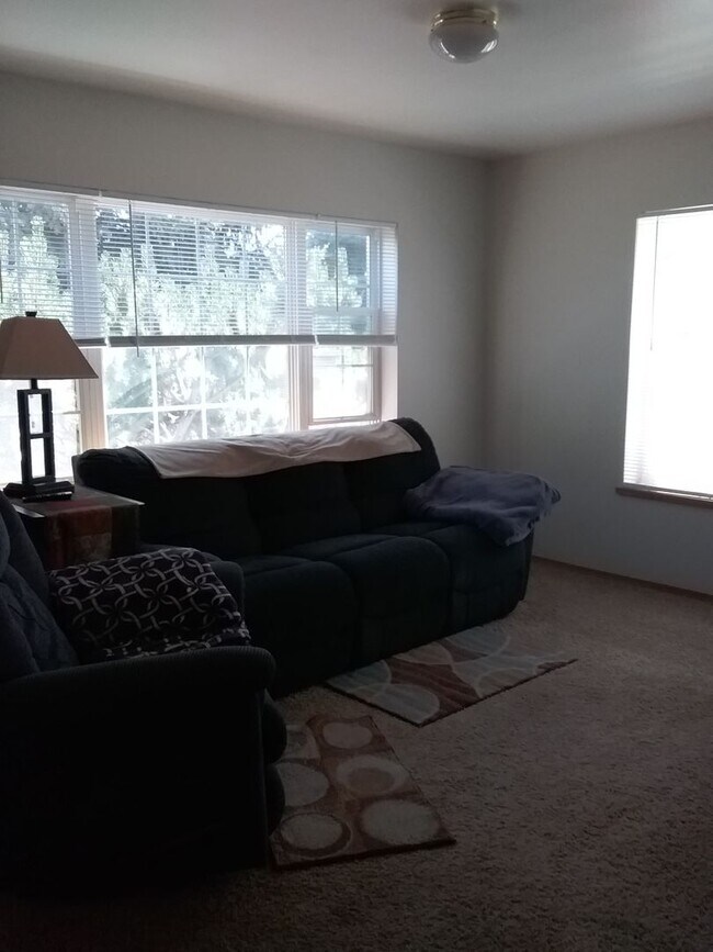 Foto del edificio - 3 bedroom 1 bath  Fresh Paint in Process