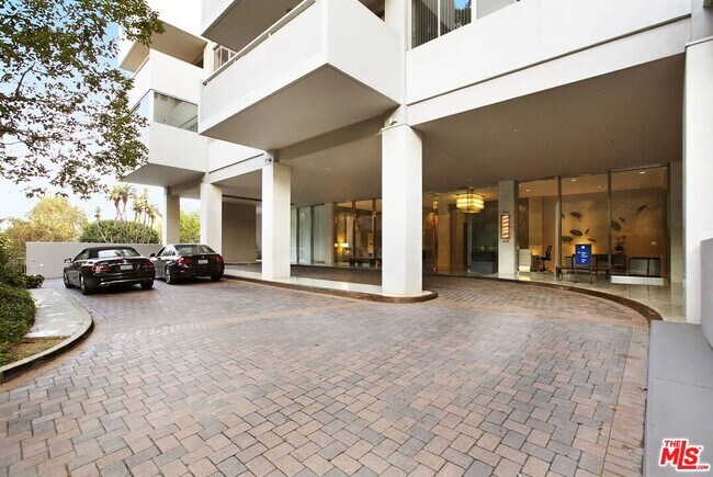 Building Photo - 865 Comstock Ave