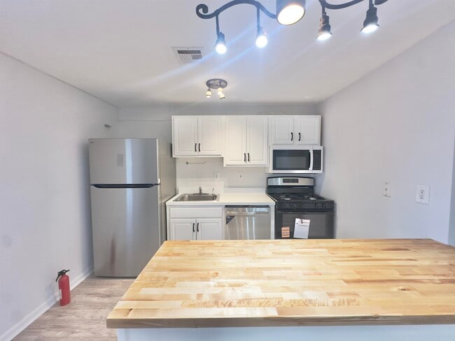 Building Photo - 197 VAN HORNE St