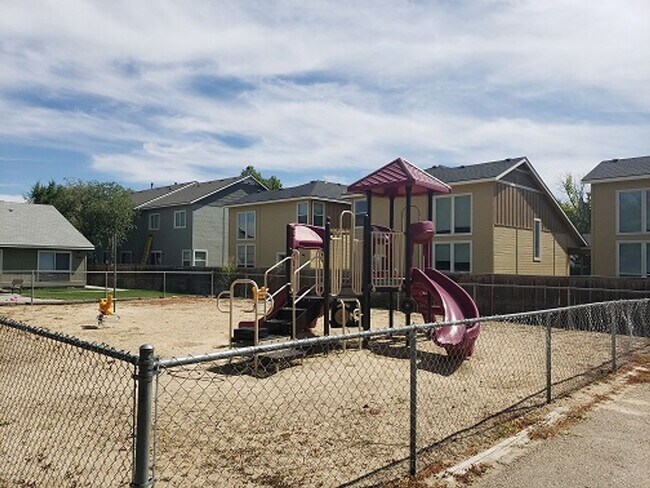 Foto del edificio - 3 bed 2 bath Single-Level townhome *Affordable Housing Property*