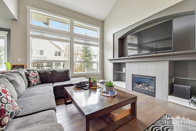 Photo du bâtiment - Spacious Luxury 4 Bed + Den Whole Home in Willoughby Heights