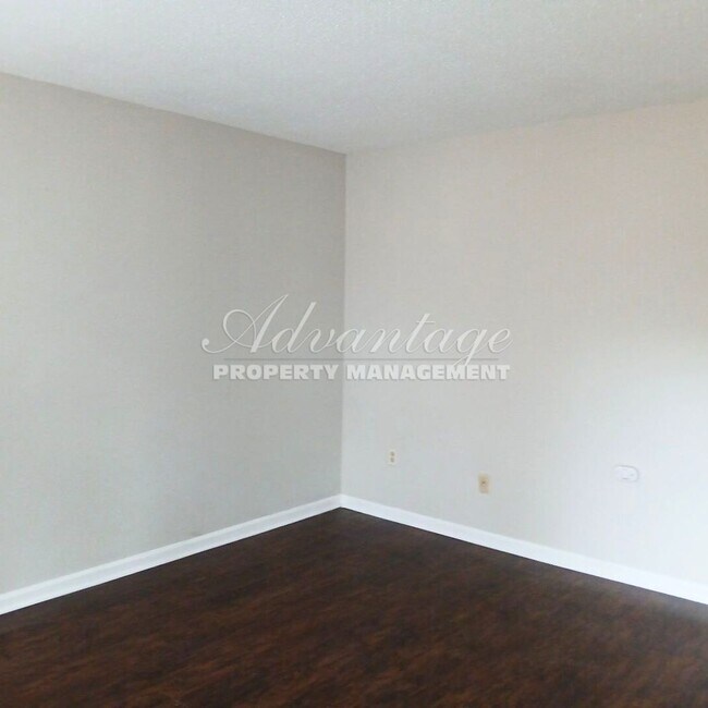 Building Photo - Cozy 3 Bedroom | 2 Bath | Oakhaven