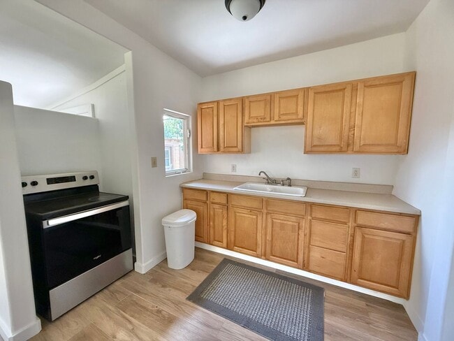 Building Photo - 3 Bedroom / 2 Bathroom Home with large yar...