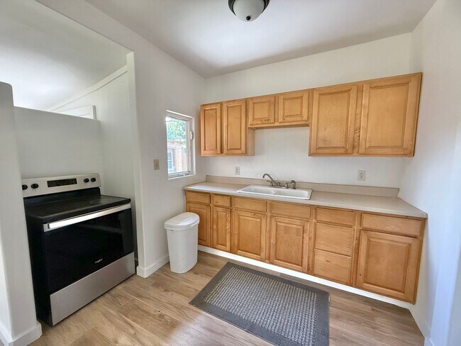 Foto del edificio - 3 Bedroom / 2 Bathroom Home with large yar...
