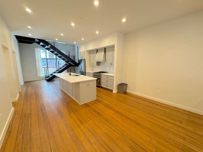 Building Photo - 3 BED | 2.5 BATH | MODERN | PRIVATE PARKING
