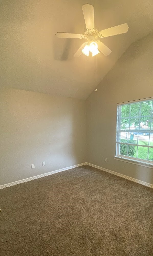 Building Photo - 905 SW Cheyenne Dr