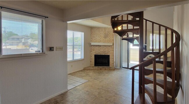 Foto del edificio - 2500 Burleson Rd