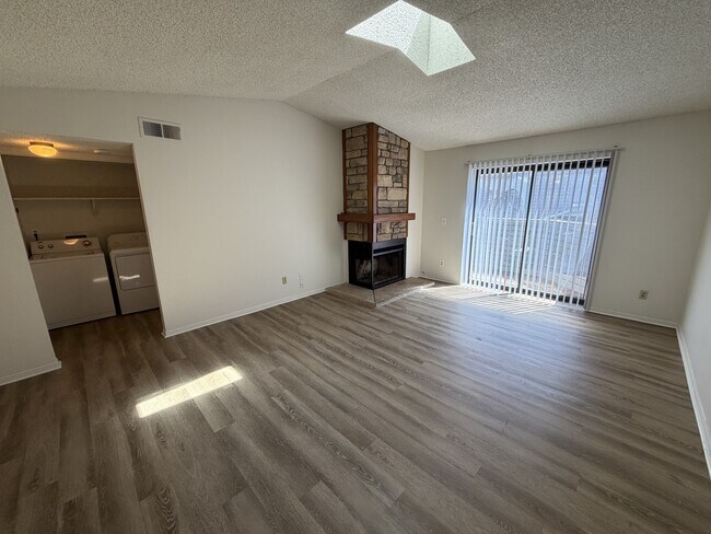 Building Photo - 923 S Zeno Way