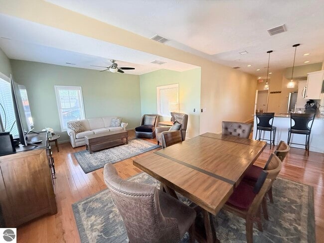 Building Photo - 201 River St