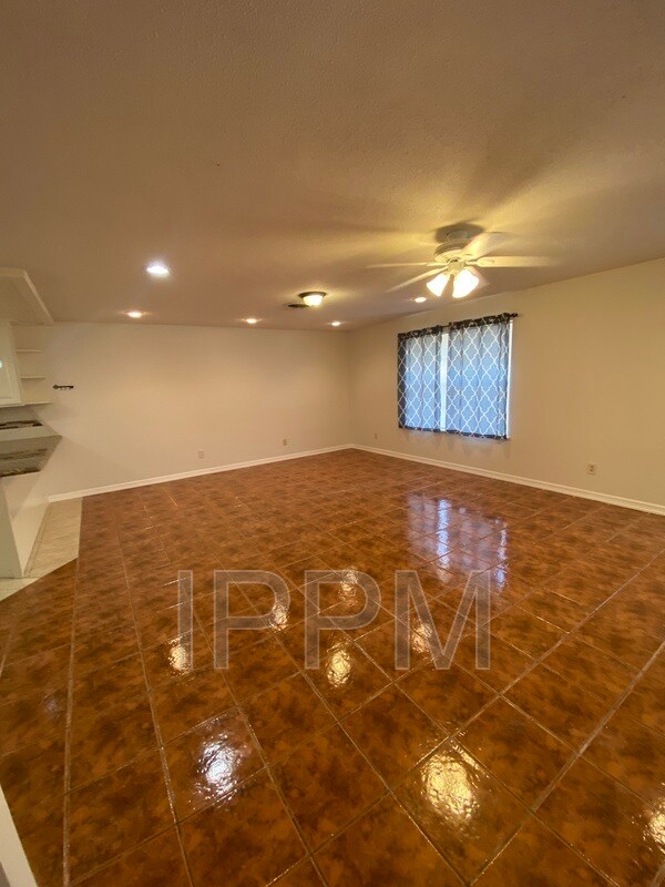 Foto del edificio - 1500 Palm Valley Dr W