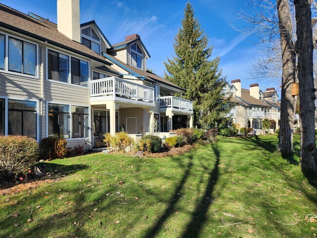 Foto del edificio - 966 E Riverpark Ln