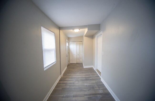 Building Photo - 2657 W Warren Blvd