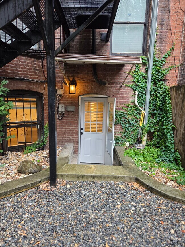 Entrada privada trasera - 482 Columbus Ave