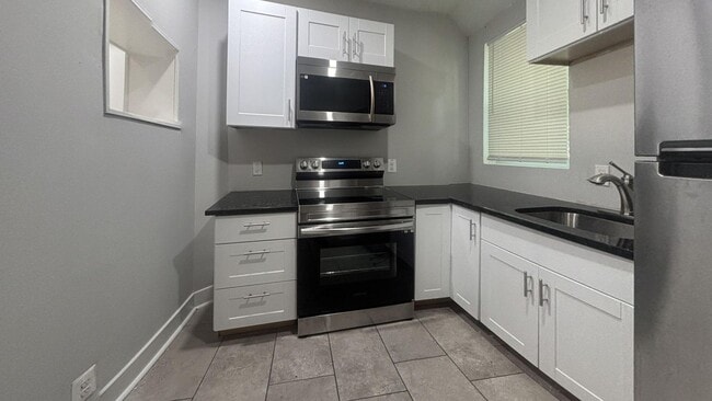 Building Photo - Renovated 2BR Row Home