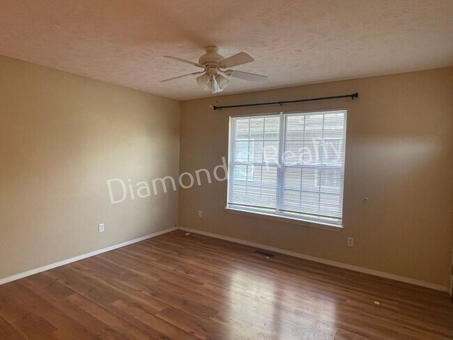 Foto del edificio - 3 Bedroom Duplex Available!