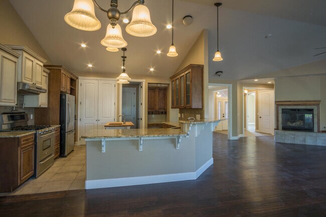 Building Photo - 455 E Hillview Dr