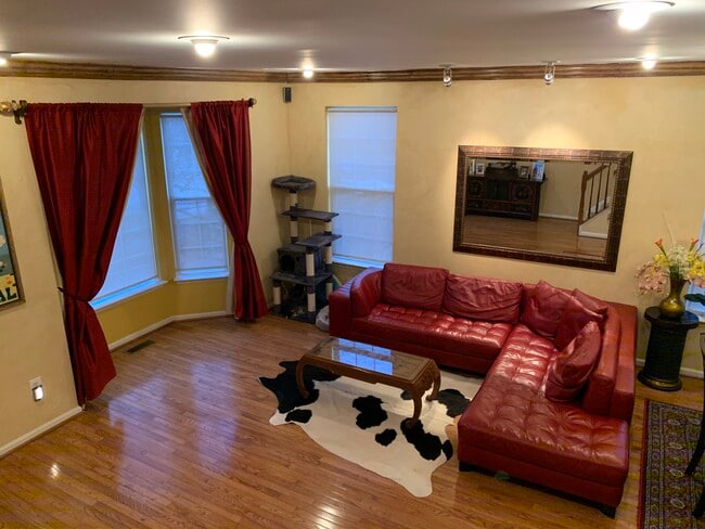 Building Photo - 700 Crooked Creek Dr