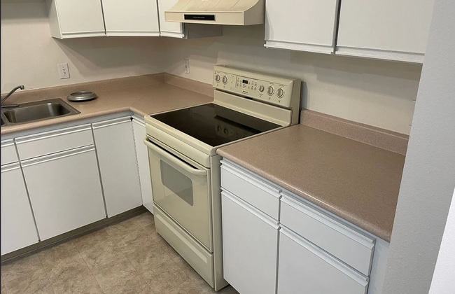 Building Photo - Private End-Unit Condo in Southeast Boise ...