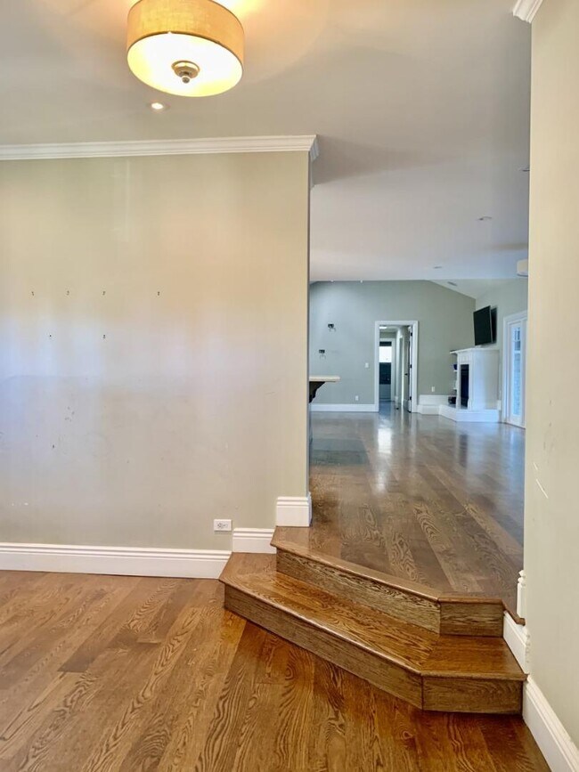 Building Photo - 2109 Hale Dr