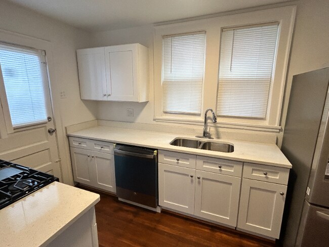 Building Photo - 323 Onyx Ave